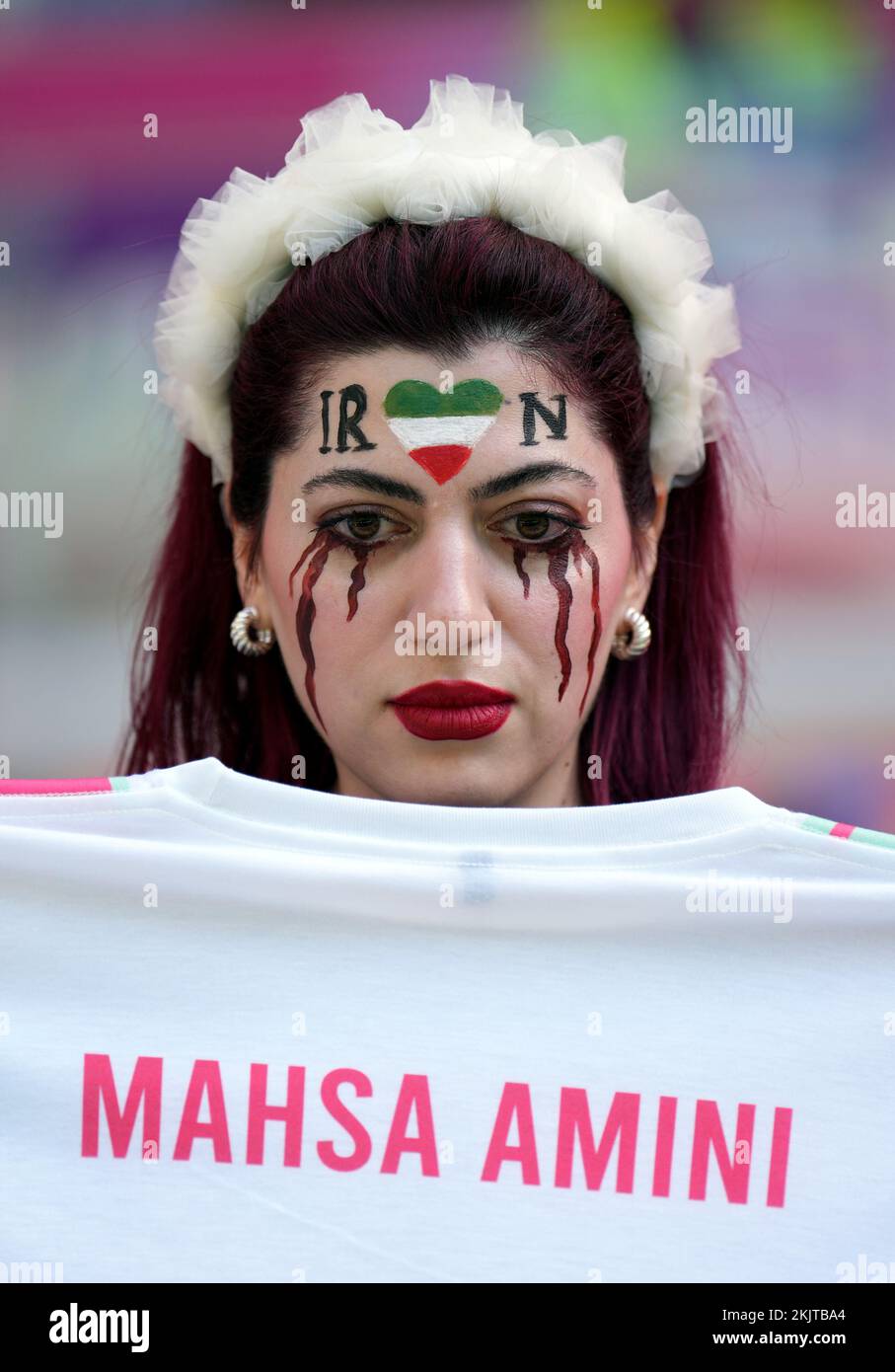Un fan de l’Iran tenant un maillot à la mémoire de Mahsa Amini, une kurde décédée à l’âge de 22 ans, sous la garde de la police de moralité du pays dans la capitale, Téhéran, avant le match de la coupe du monde de la FIFA du groupe B au stade Ahmad Bin Ali, Al-Rayyan. Date de la photo: Vendredi 25 novembre 2022. Banque D'Images