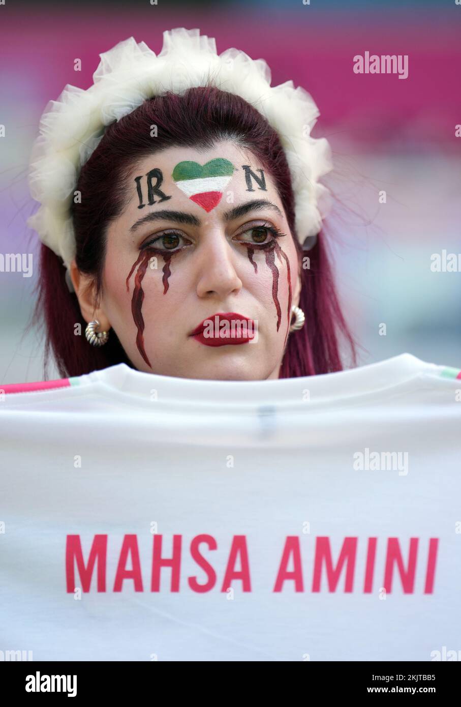 Un fan de l’Iran tenant un maillot à la mémoire de Mahsa Amini, une kurde décédée à l’âge de 22 ans, sous la garde de la police de moralité du pays dans la capitale, Téhéran, avant le match de la coupe du monde de la FIFA du groupe B au stade Ahmad Bin Ali, Al-Rayyan. Date de la photo: Vendredi 25 novembre 2022. Banque D'Images