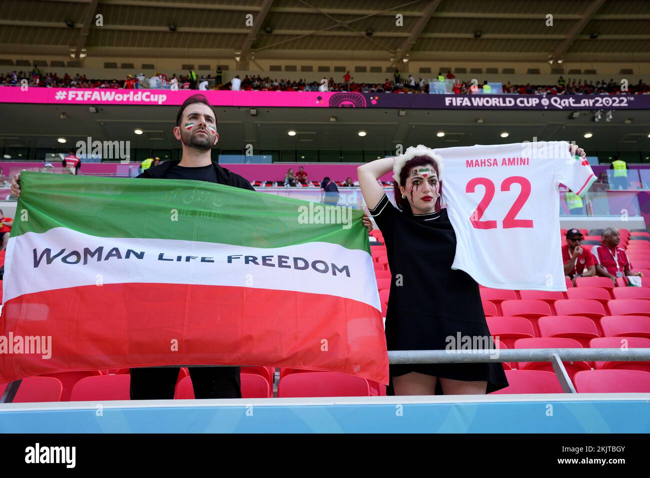 Un fan de l’Iran tenant un maillot à la mémoire de Mahsa Amini, une kurde décédée à l’âge de 22 ans, sous la garde de la police de moralité du pays dans la capitale, Téhéran, avant le match de la coupe du monde de la FIFA du groupe B au stade Ahmad Bin Ali, Al-Rayyan. Date de la photo: Vendredi 25 novembre 2022. Banque D'Images