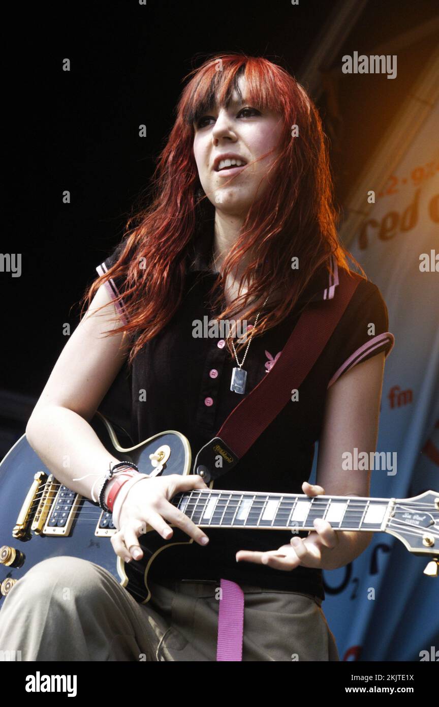 LOVE BITES, CONCERT, 2005 : pop punk féminin anglais à la Red Dragon Party in the Park à Cardiff, pays de Galles, le 19 juin 2005. Photographie : ROB WATKINS. INFO : Aimee Haddon de Love Bites, un girl band britannique, a attiré l'attention au milieu des années 2000 avec leur son pop-rock et leurs performances énergiques. Connus pour leurs airs accrocheurs et leur attrait juvénile, ils ont fait une marque avec des chansons comme 'You Broken My Heart' et 'He's Fit'. Banque D'Images