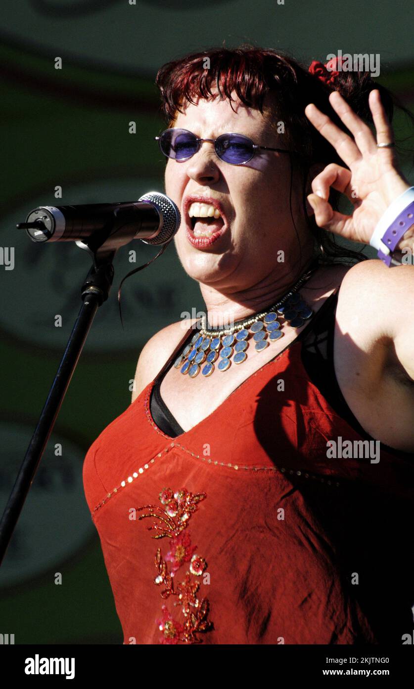 HAZEL O'CONNOR, CONCERT, 2005 : la chanteuse et actrice Hazel O'Connor et les Subterraneans jouent au Cardiff Big Weekend Festival sur les pelouses du City Museum, Cardiff, pays de Galles, Royaume-Uni le dimanche 14 août 2005. Photographie : ROB WATKINS. INFO : Hazel O'Connor, une chanteuse-compositrice et actrice britannique, est devenue célèbre dans les années 1980 avec sa voix distinctive et son d'inspiration punk. Surtout connue pour son rôle dans le film "Breaking Glass", la musique de O'Connor mêle rock, New wave, et influences folk, lui valant une suite dévouée. Banque D'Images