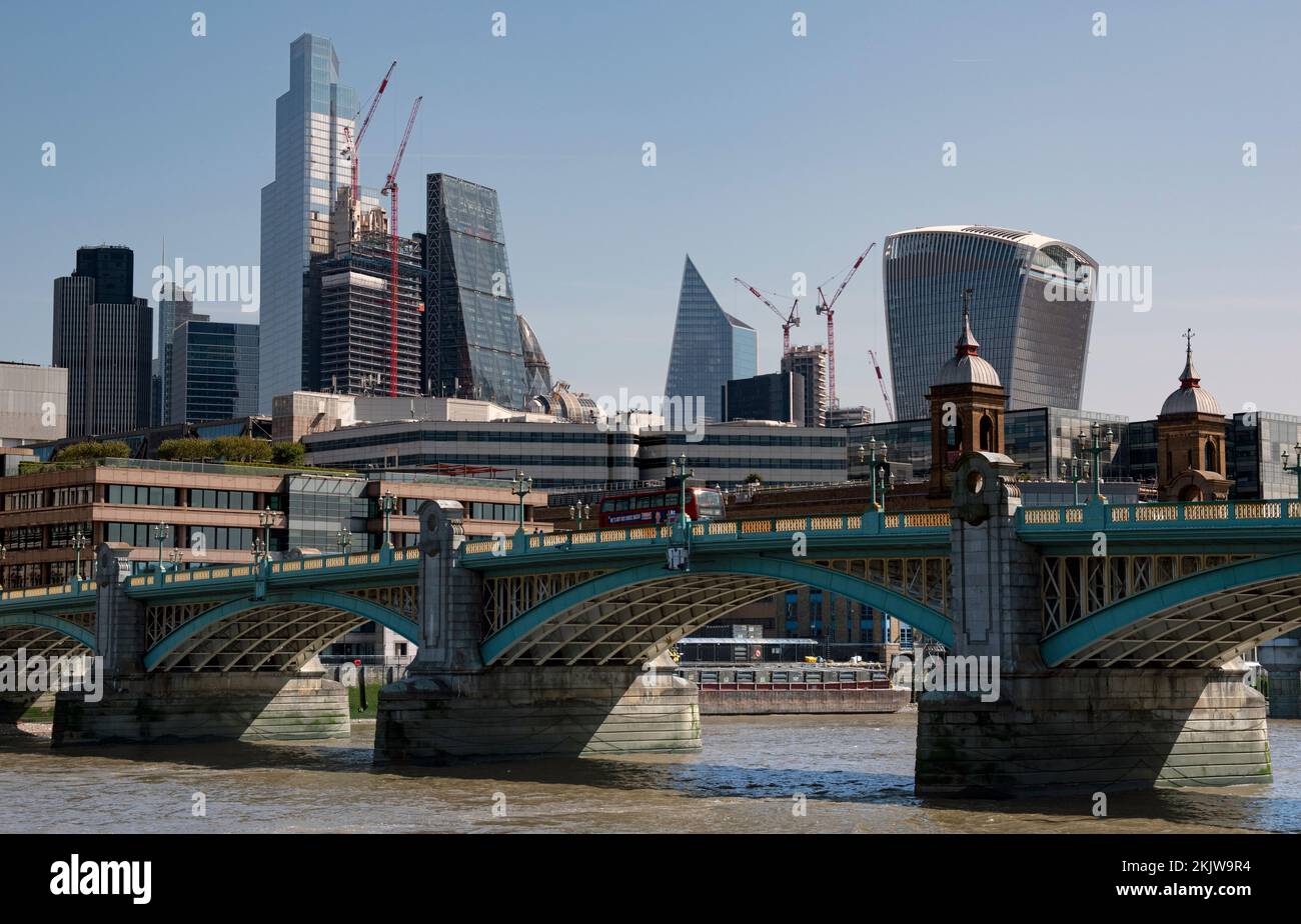 Londres, Royaume-Uni - 30th avril 2022 : les London Skycrapers derrière la Tamise Banque D'Images
