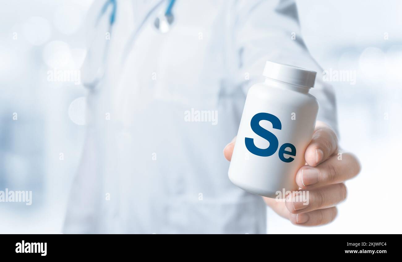 Se, suppléments de sélénium pour la santé humaine. Le médecin recommande de prendre se, Selenium. Le médecin donne des suppléments se. Vitamines et minéraux essentiels pour le hum Banque D'Images