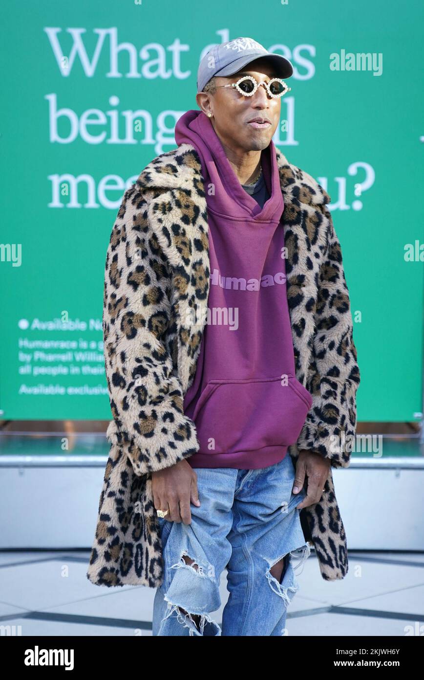 Pharrell Williams lance sa gamme de soins de la peau Humanrace, lors d'un  appel photo à Selfridges dans le centre de Londres. Date de la photo:  Vendredi 25 novembre 2022 Photo Stock -
