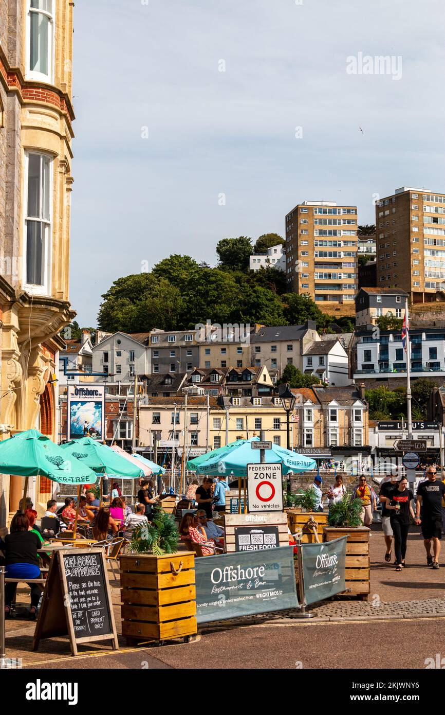 Un coin salon extérieur animé au restaurant et bar Offshore à côté du port de Torquay. Banque D'Images