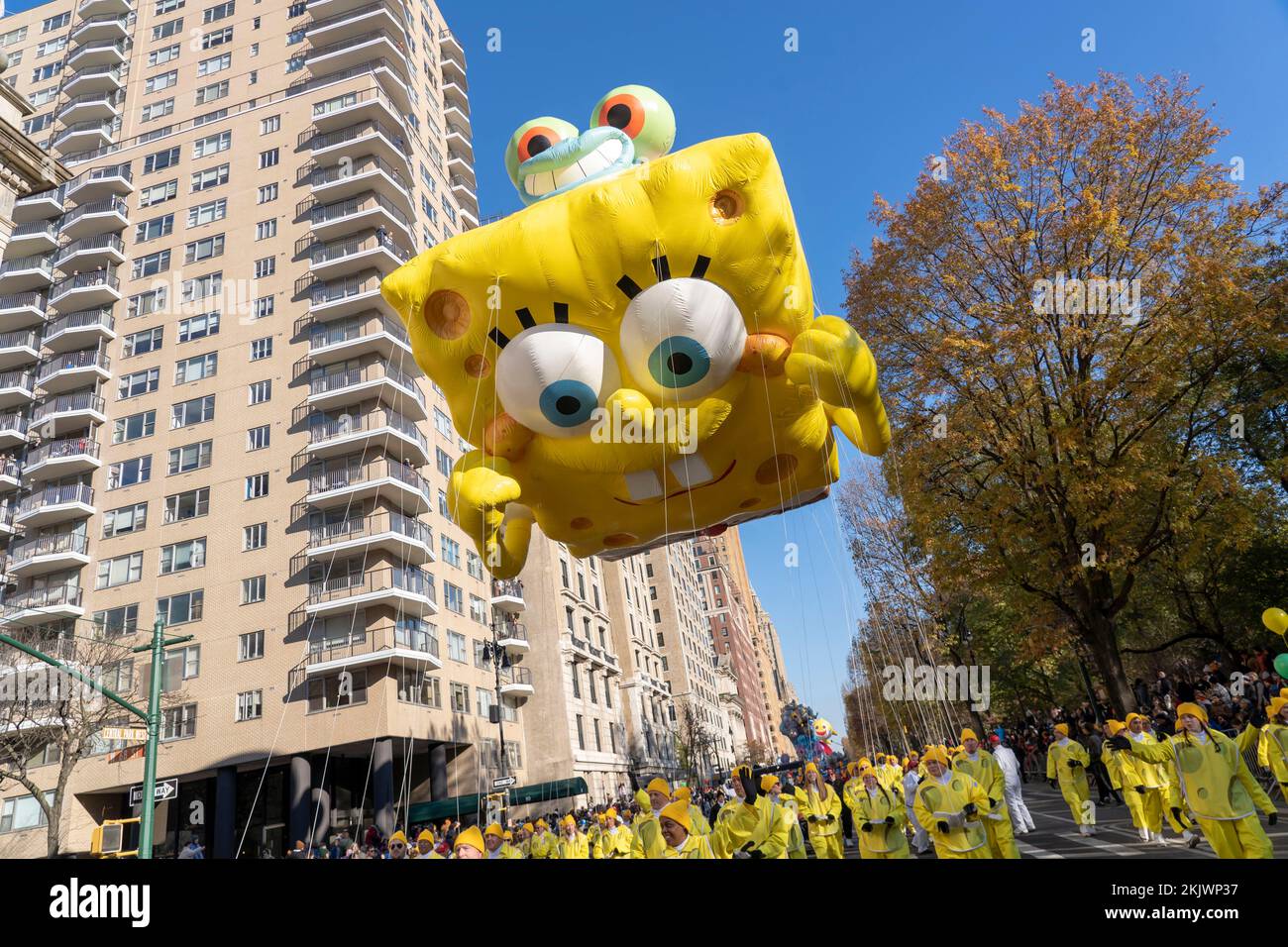 New York, États-Unis. 24th novembre 2022. NEW YORK, NEW YORK - 24 NOVEMBRE : le ballon SpongeBob SquarePants passe par le défilé annuel de la fête de Thanksgiving de Macy 96th sur 24 novembre 2022 à New York. Crédit : Ron Adar/Alay Live News Banque D'Images