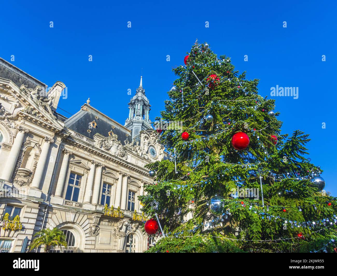 Arbre de Noël traditionnel en face de l'Hôtel de ville à Tours, Indre-et-Loire (37), France. Banque D'Images