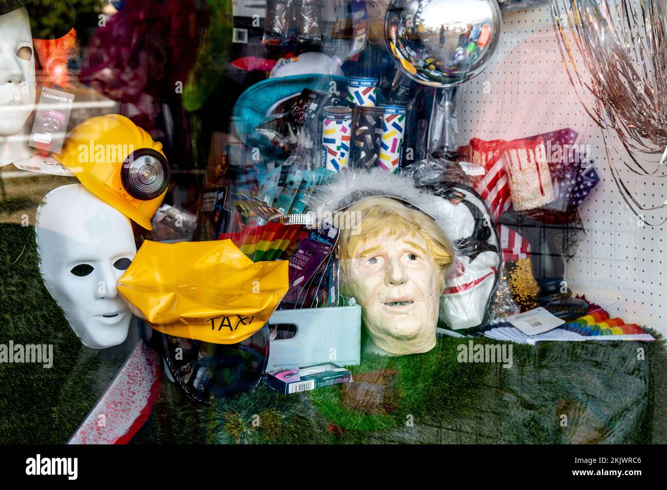 Un masque Boris Johnson dans la fenêtre d'une boutique de blagues à Torquay, Royaume-Uni. Banque D'Images