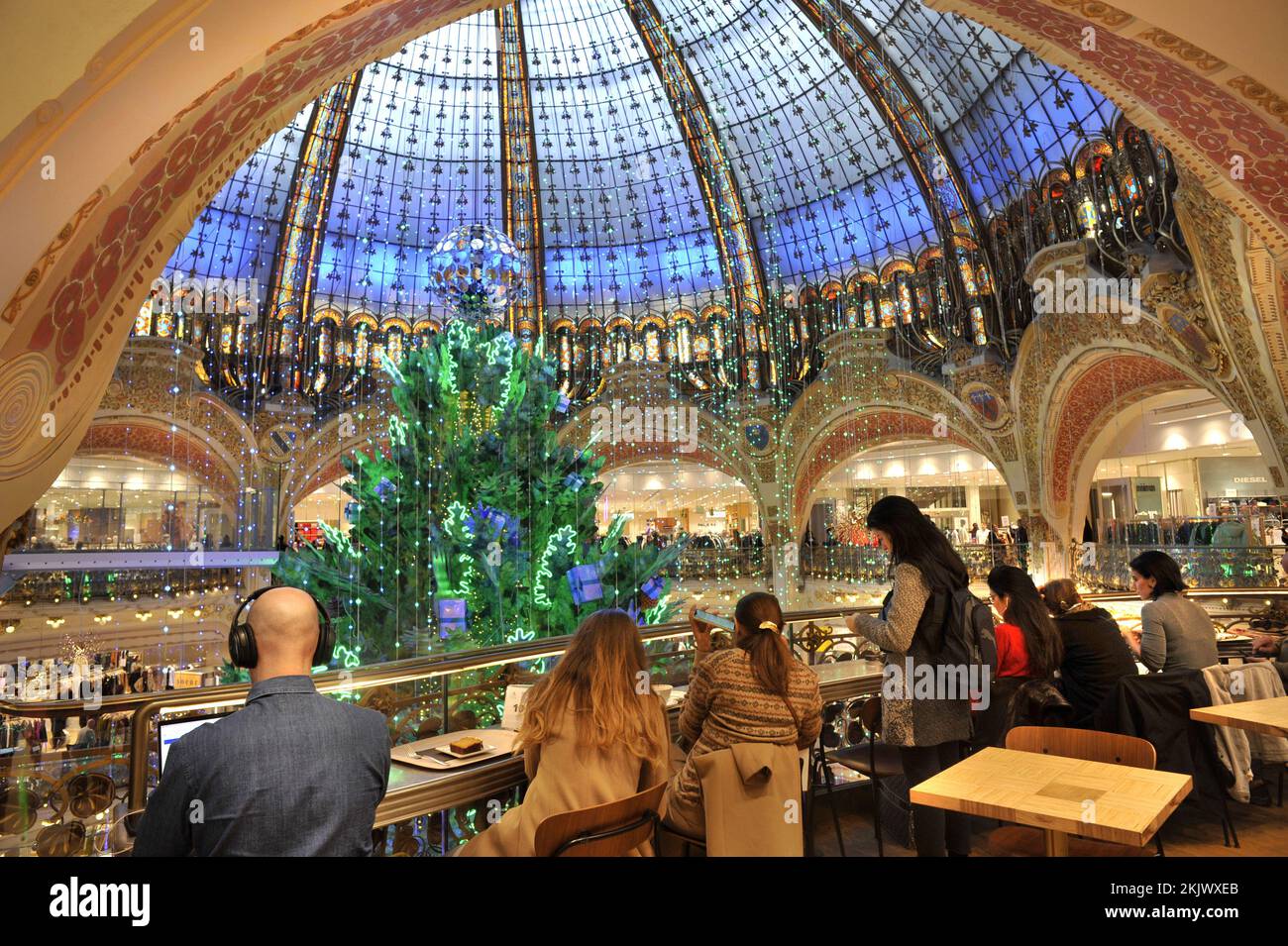 FRANCE. PARIS (75) 9TH ARRONDISSEMENT. BOULEVARD HAUSSMANN. LE GRAND MAGASIN LES GALERIES LAFAYETTE AVANT NOËL Banque D'Images