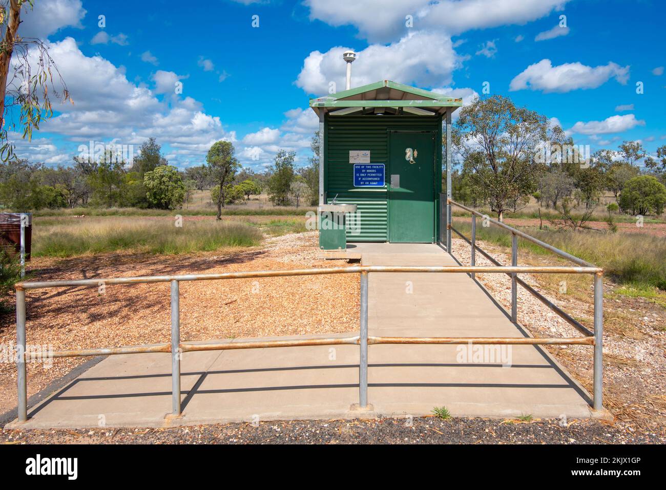 Une toilette publique unisexe avec accès pour fauteuils roulants et personnes à mobilité réduite sur l'autoroute Castlereagh près de Stanley l'EMU à Lightning Ridge, Nouvelle-Galles du Sud, Aust. Banque D'Images