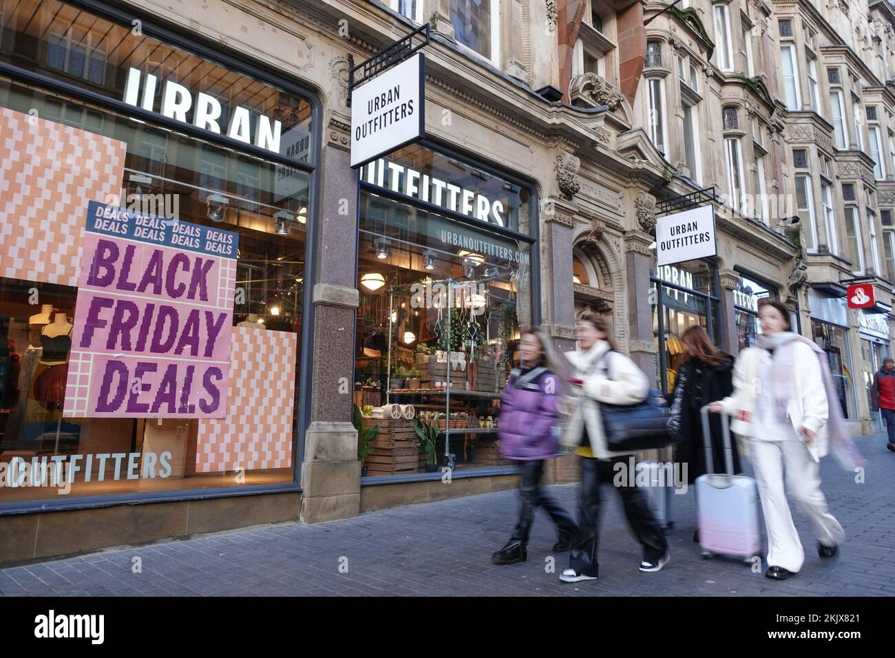 Corporation Street, Birmingham le 25 novembre 2022. - Savvy Shoppers dans le centre-ville de Birmingham à la recherche des meilleures offres sur Black Friday. Photo par crédit : arrêter presse Media/Alamy Live News Banque D'Images