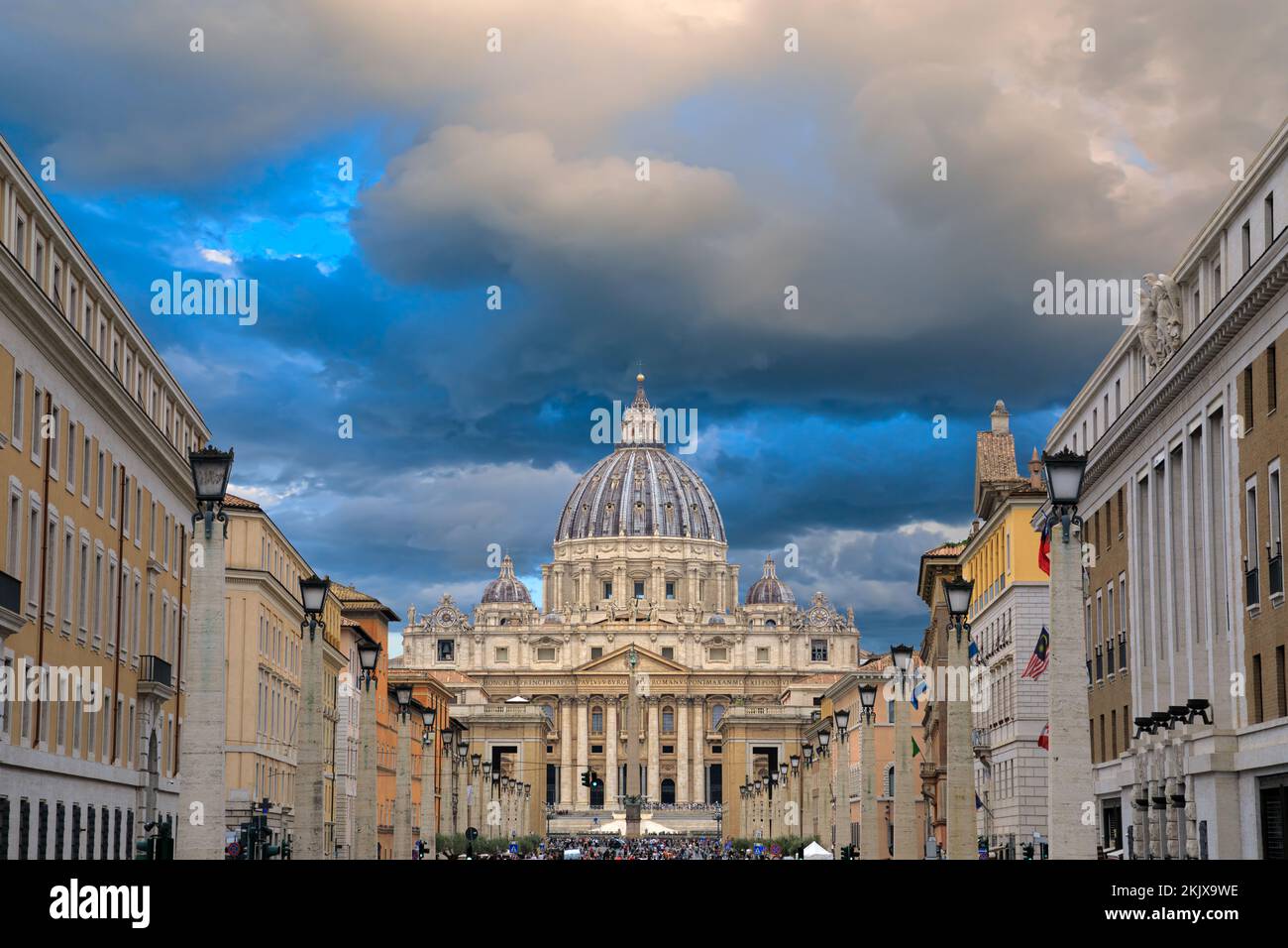 Vue sur la basilique Saint-Pierre de Rome depuis la via della Conciliazione, Italie. Banque D'Images