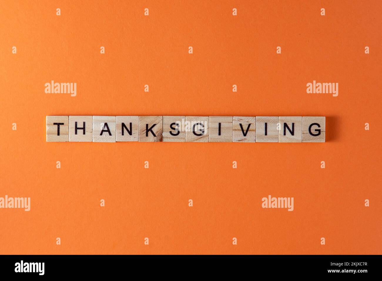 Expression de mot de Thanksgiving en lettres de bois. Motivation et slogan. Arrière-plan orange. Banque D'Images