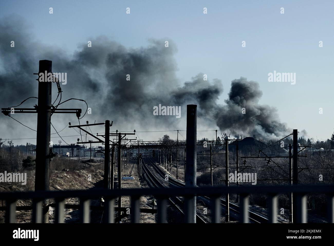 Antonin Bulat / le Pictorium - la guerre en Ukraine: David se dresse jusqu'à Goliath - 18/3/2022 - Ukraine / Lviv - Une épaisse colonne de fumée s'élève dans la sk Banque D'Images