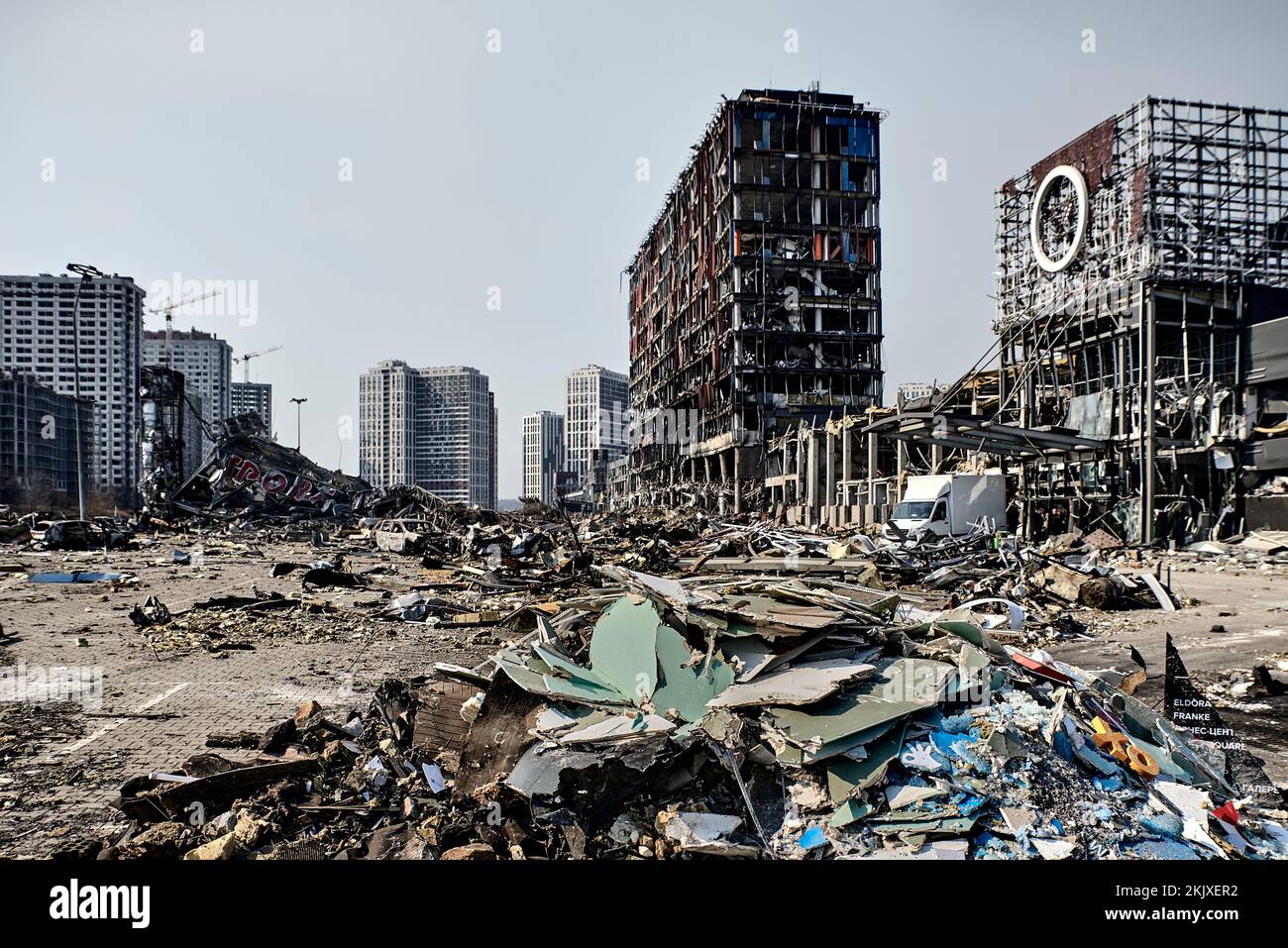 Antonin Bulat / le Pictorium - la guerre en Ukraine: David se dresse jusqu'à Goliath - 23/3/2022 - Ukraine / Kiev - ruines du centre commercial de Retroville, larg Banque D'Images