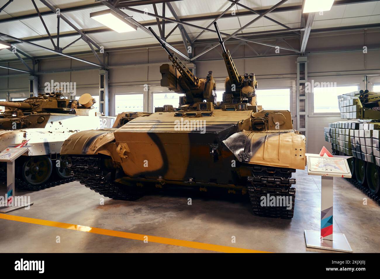 Véhicule de combat russe à chenilles dans le musée. Musée des chars et des véhicules blindés à Patriot Park Banque D'Images