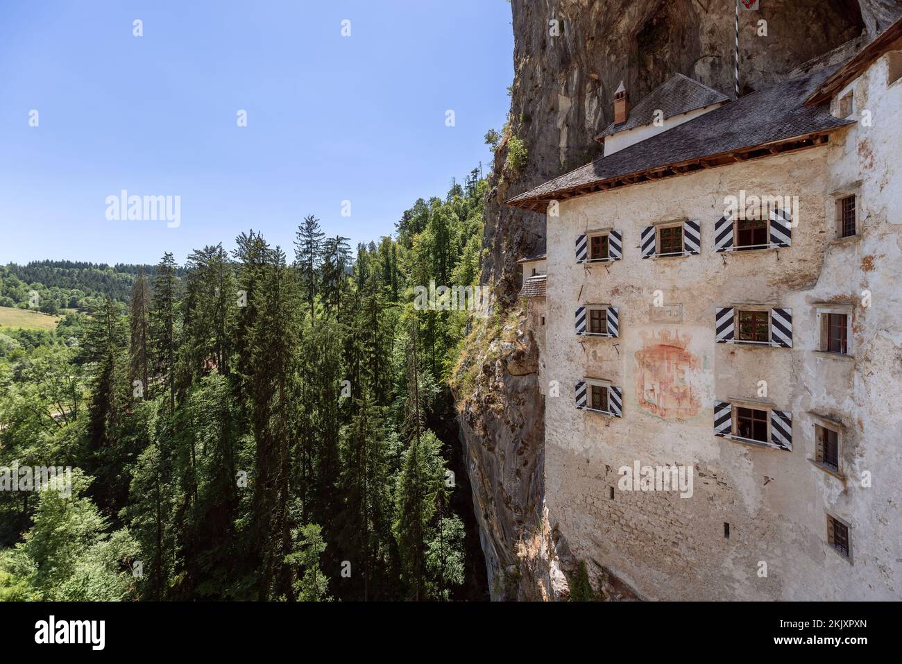 Tout simplement inconquérable quatre étages de Château de Predjama (Grad de Predjamski) ont été construits piecemeal au fil des années à partir de 1202, mais la plupart de ce que nous voyons aujourd'hui est fro Banque D'Images