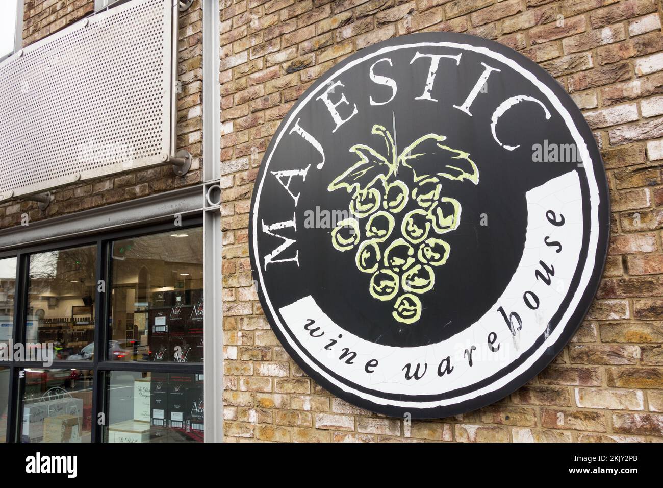 Gros plan sur un logo et un panneau Majestic Wine Warehouse, Londres, Angleterre, Royaume-Uni Banque D'Images