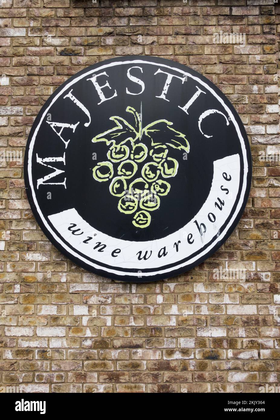 Gros plan sur un logo et un panneau Majestic Wine Warehouse, Londres, Angleterre, Royaume-Uni Banque D'Images