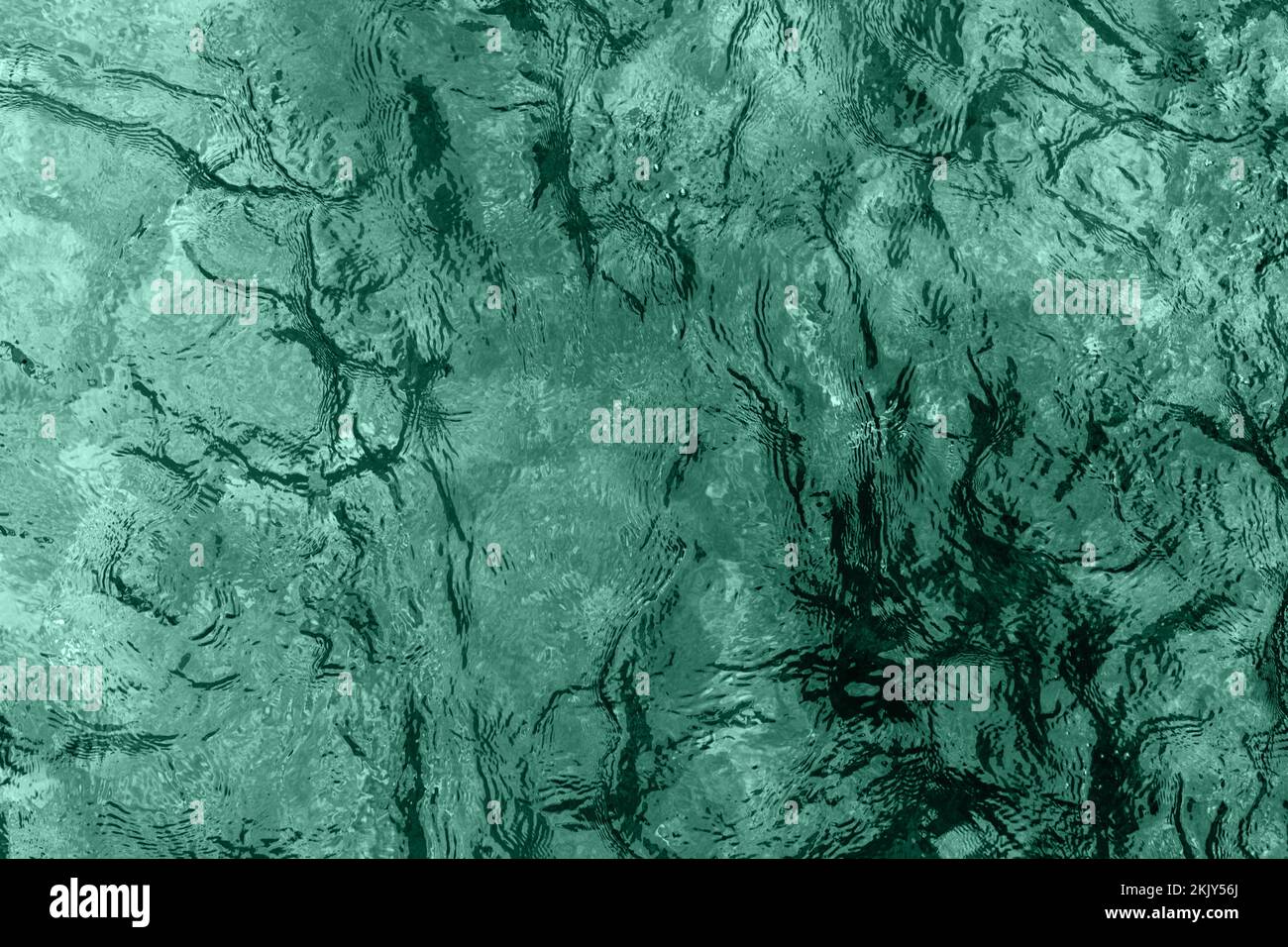Fond de texture d'eau, ondulation aquatique surface d'eau vert pâle ondulée. Papier peint sous-marin abstrait Banque D'Images