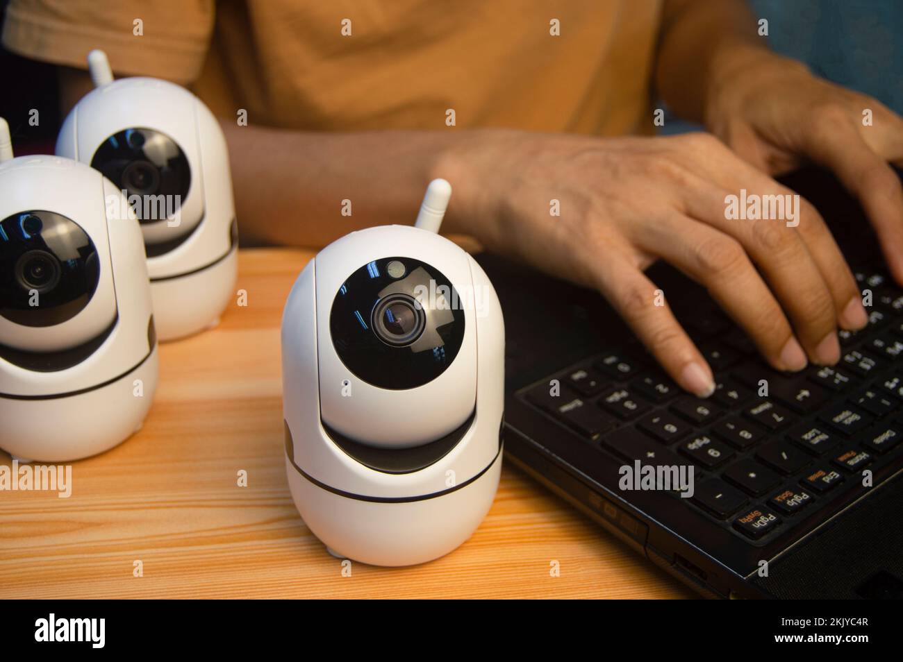 Opérateur de caméra IP depuis l'ordinateur, configurez la caméra IP. Banque D'Images