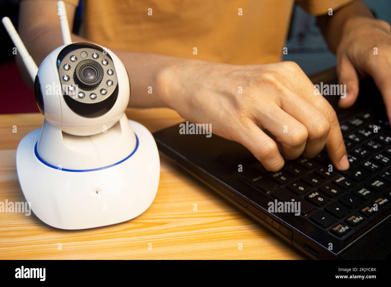 Opérateur de caméra IP depuis l'ordinateur, configurez la caméra IP. Banque D'Images