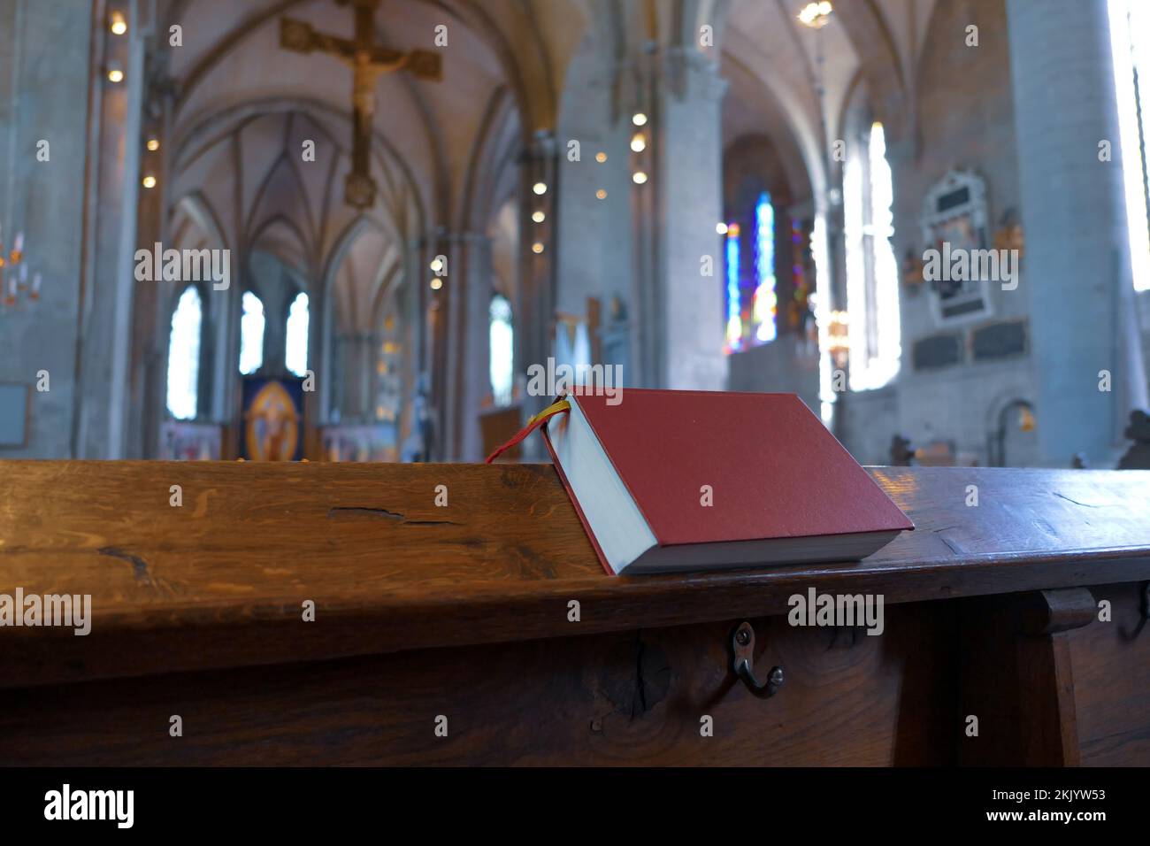 Gros plan d'un livre d'hymne dans une église Banque D'Images