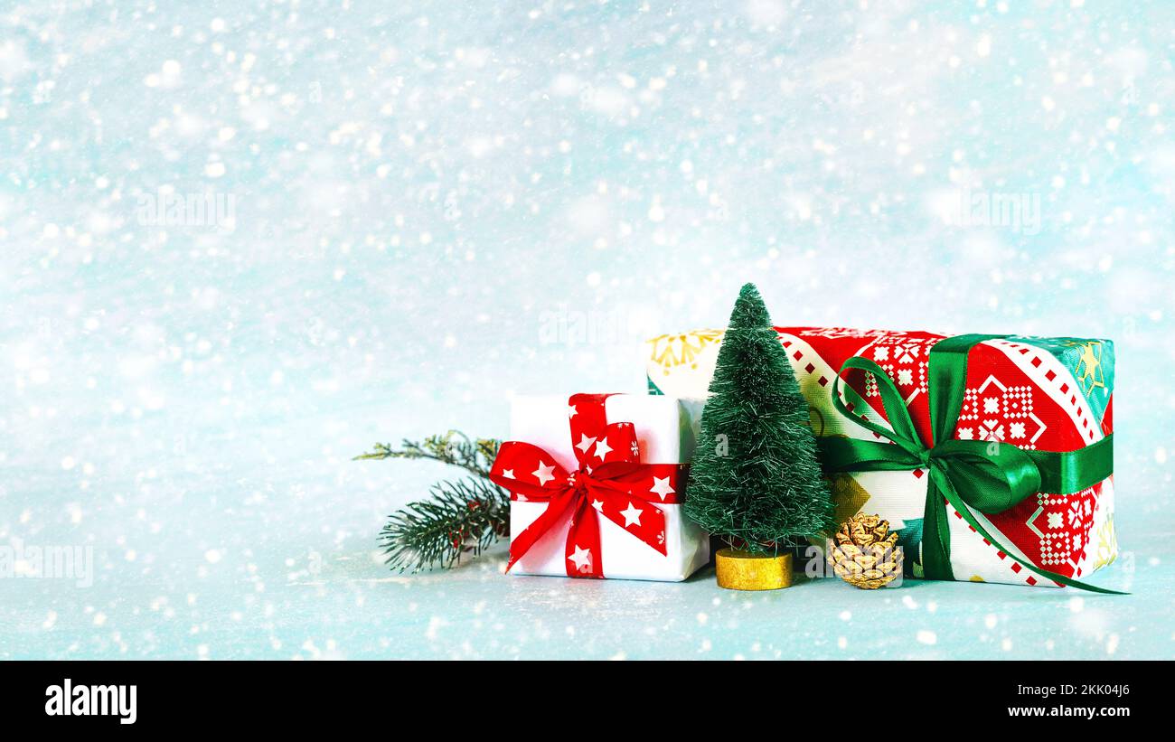 Arrière-plan du concept de Noël. Cadeaux de Noël, décoration de noël et flocons de neige avec espace pour le texte sur fond bleu Banque D'Images