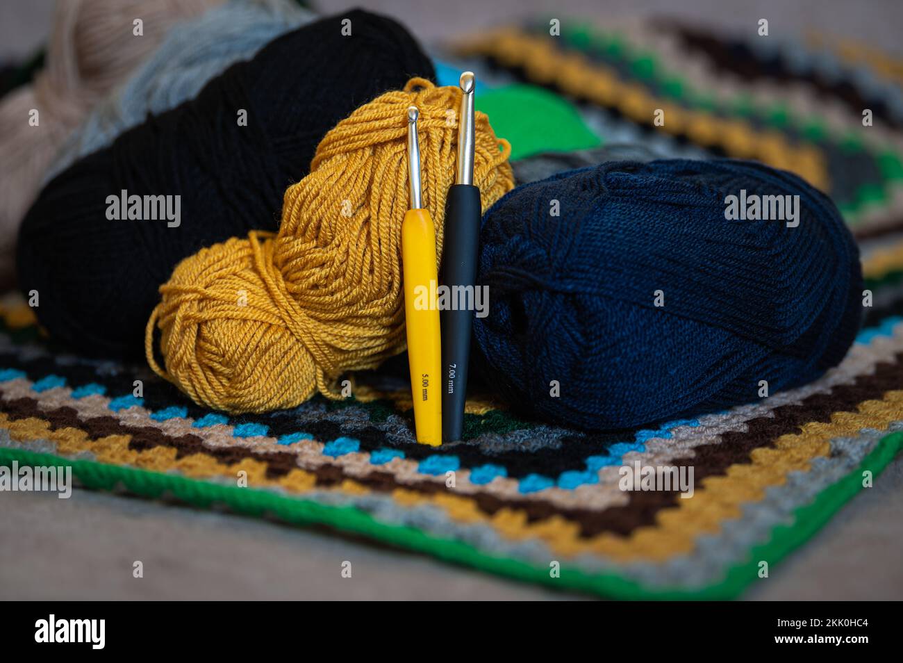 Fils colorés et créations en crochet. Banque D'Images