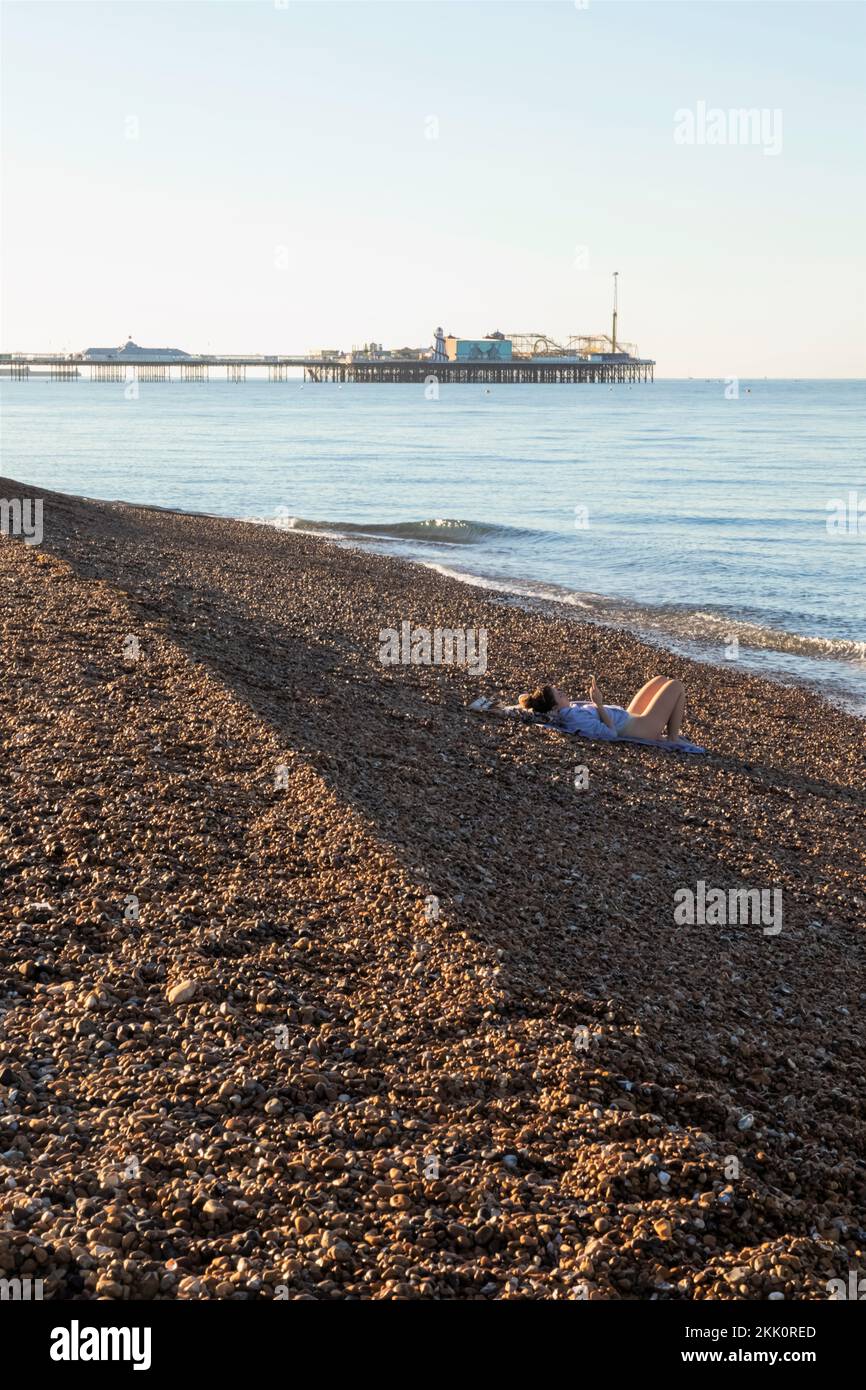 Angleterre, East Sussex, Brighton, Beach et Brighton Palace Pier Banque D'Images
