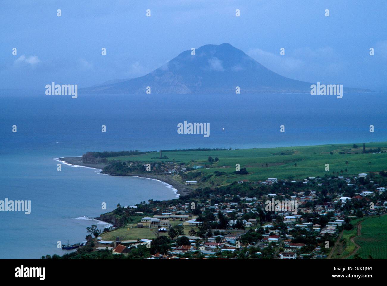 Vue aérienne de l'île de Brimstone fort St Kitts en direction de Nevis Peak Banque D'Images