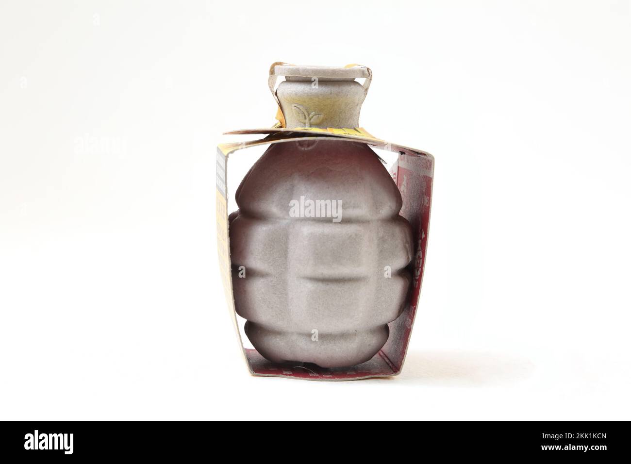 Pollinisateur Beebom amidon biodégradable à base de Shell rempli de compost organique et de graines sauvages pour aider à sauver les abeilles Banque D'Images