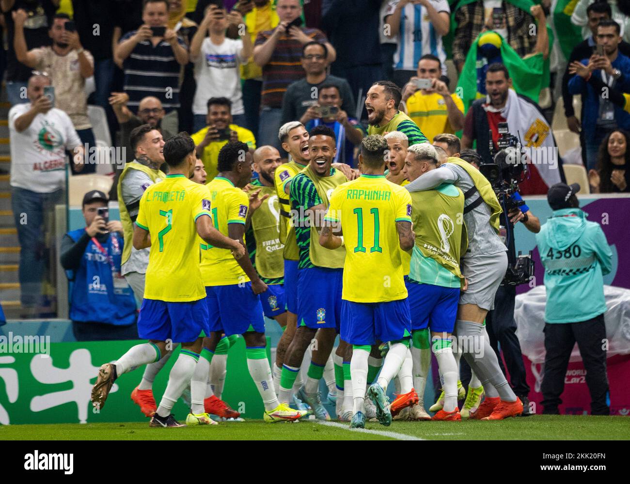 Doha, Qatar. 24th novembre 2022. Célébration du but : Richarlison (Brasilien), Vinicius Junior (Brasilien), Raphinha (Brasilien) Brésil - Serbie coupe du monde Banque D'Images