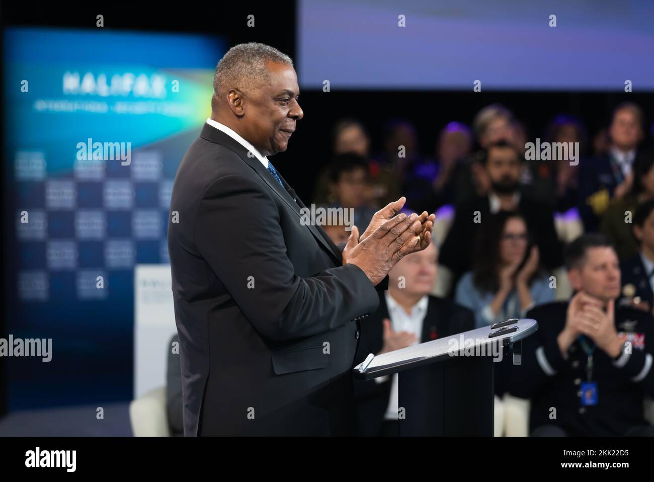 Halifax, Canada. 19th novembre 2022. Le secrétaire à la Défense, Lloyd J. Austin III, prend la parole au Halifax International Security Forum, en Nouvelle-Écosse. ÉTATS-UNIS Le secrétaire à la Défense Lloyd Austin a mis en garde l'invasion de l'Ukraine par la Russie offre un aperçu d'un monde où les pays dotés de l'arme nucléaire pourraient menacer d'autres nations et a déclaré que Pékin, comme Moscou, cherche un monde où la puissance a raison. Austin a fait ce discours lors du Halifax International Security Forum annuel, qui attire des responsables de la défense et de la sécurité des démocraties occidentales. Crédit : SOPA Images Limited/Alamy Live News Banque D'Images