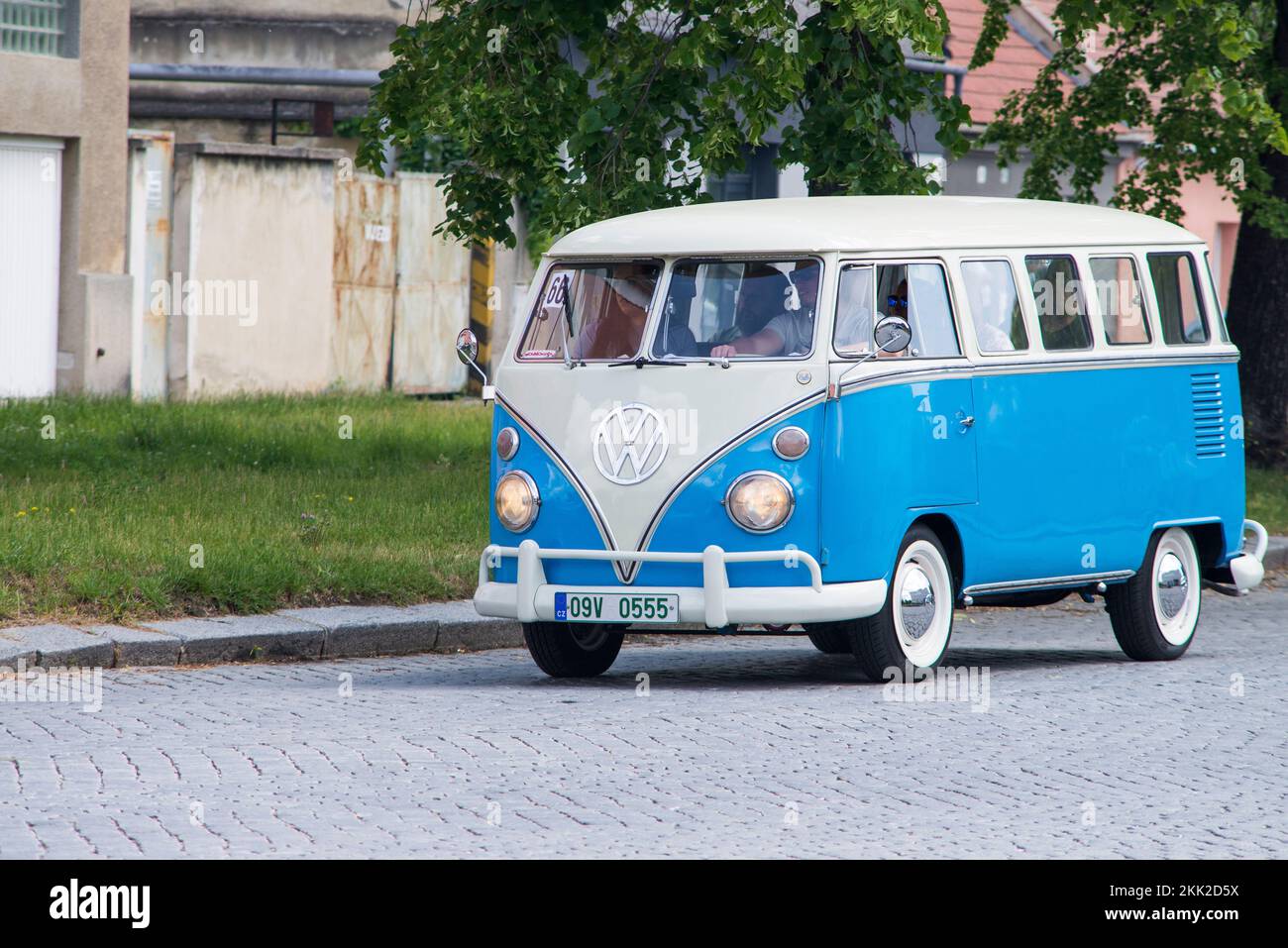 Un modèle Volkswagen de type 2 lors d'un défilé historique de voitures à Prostejov, République Tchèque Banque D'Images