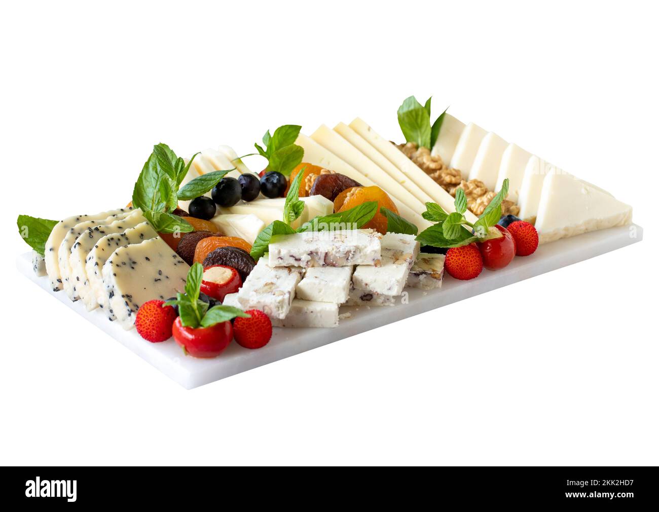 Assiette de fromages mélangés isolée sur fond blanc. Délicieux assortiment de fromages. Camembert, Brie, parmesan, chèvre Banque D'Images