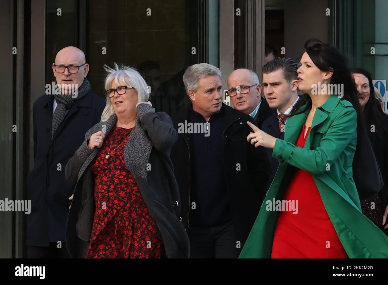 (De gauche à droite) membres de la famille d'Aidan McAnespie, frère Sean, sœur Margo, cousin Brian Gormley, frère Gerard et Darragh Mackin, avocat de la famille de Grainne Teggart d'Amnesty International, devant les tribunaux de Laganside à Belfast, où l'ancien garde Grenadier David Holden, A été reconnu coupable de l'avoir tué à un poste de contrôle de l'armée en Irlande du Nord il y a plus de 30 ans. Date de la photo: Vendredi 25 novembre 2022. Banque D'Images