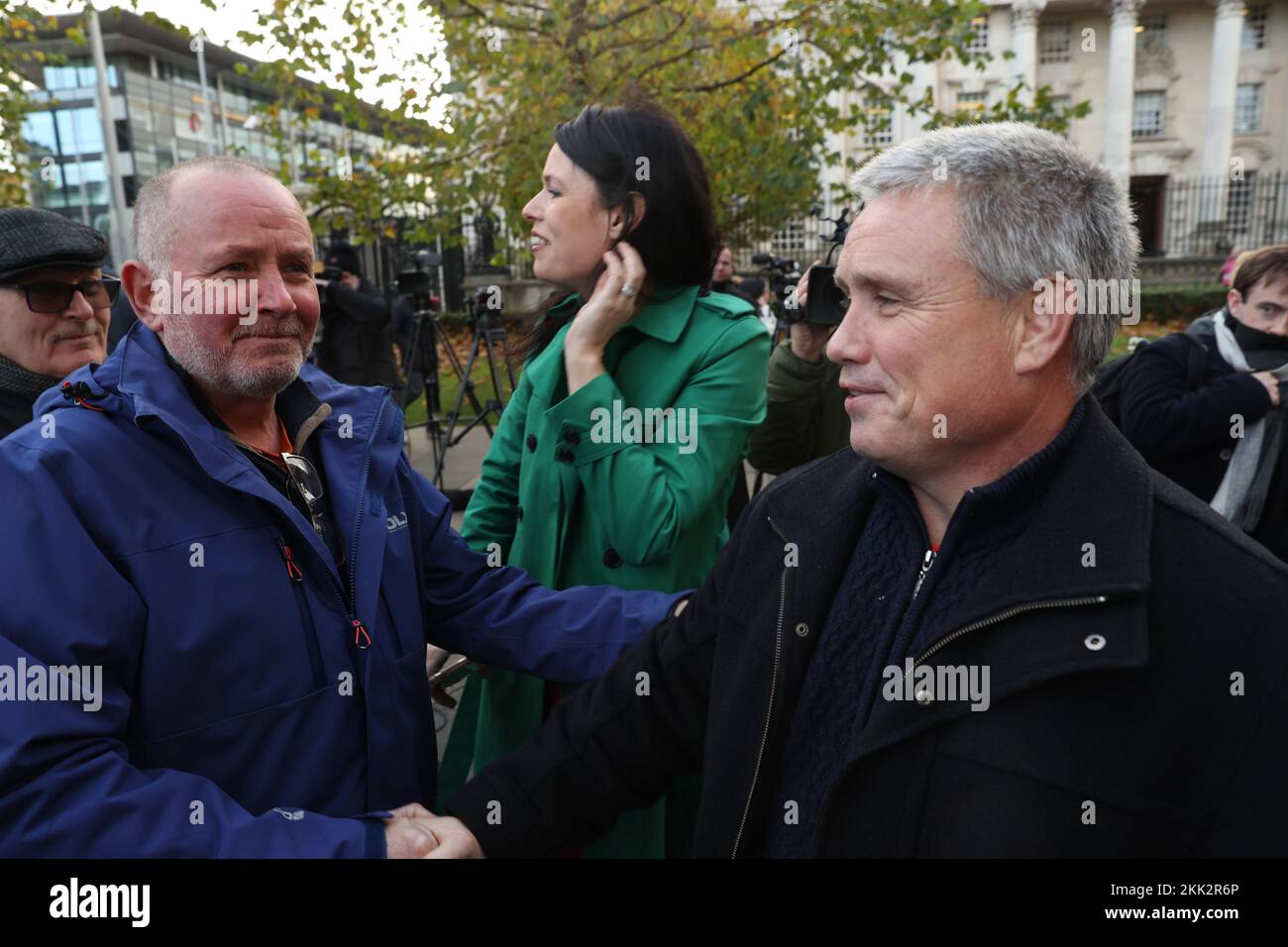 Brian Gormley (à droite) le cousin d'Aidan McAnespie, devant les tribunaux de Laganside à Belfast, où l'ancien Grenadier Guardsman David Holden, a été reconnu coupable de l'avoir tué à un poste de contrôle de l'armée en Irlande du Nord il y a plus de 30 ans. Date de la photo: Vendredi 25 novembre 2022. Banque D'Images
