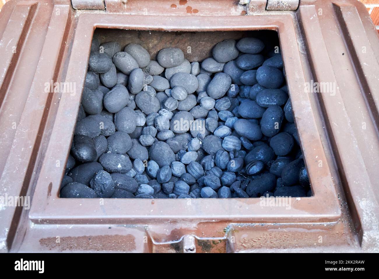 réservoir de charbon extérieur domestique plein de carburant sans fumée Banque D'Images