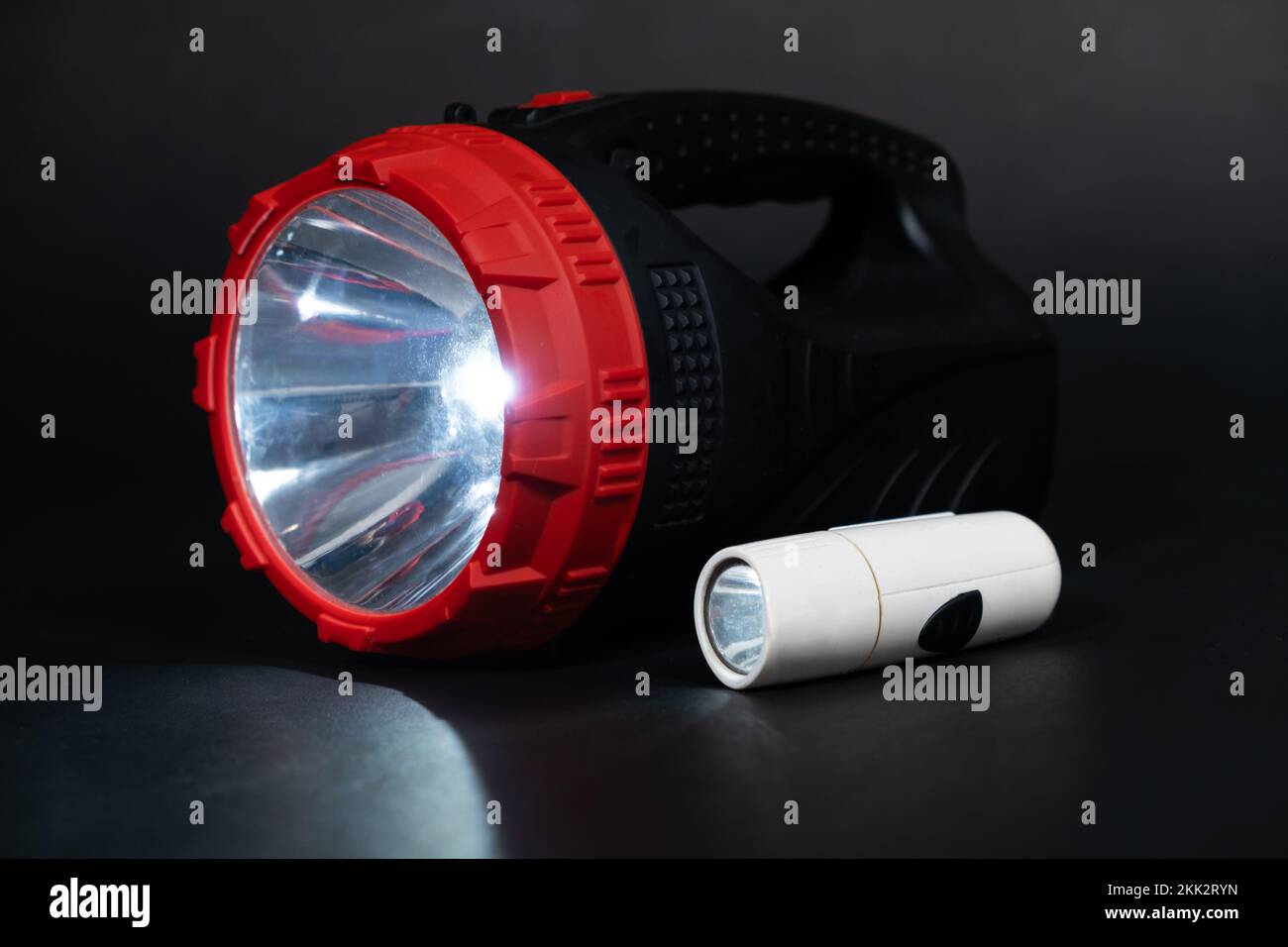 Deux flashlights brillent sur un arrière-plan noir pour le texte Banque D'Images