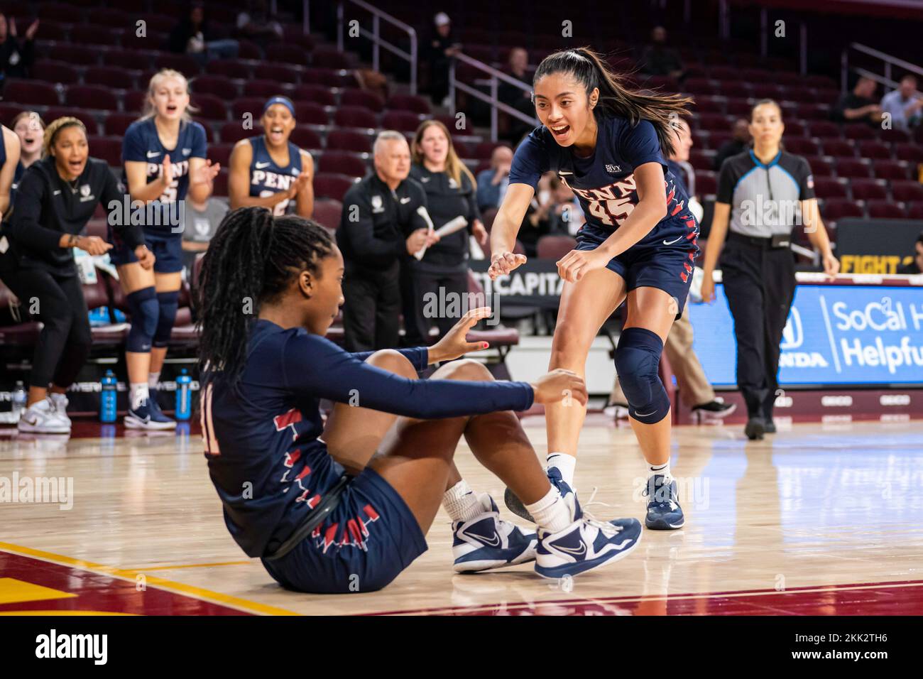 Le garde des Quakers de Pennsylvanie Kayla Padilla (45) célèbre avec le garde Simone Sawyer (11) lors d'un match de basket-ball féminin de la NCAA contre les chevaux de Troie de l'USC, mercredi, 23 novembre 2022, au Galen Centre, à Los Angeles, en Californie. Les chevaux de Troie battent les Quakers 66-60. (Jon endow/image of Sport/Sipa USA) Banque D'Images