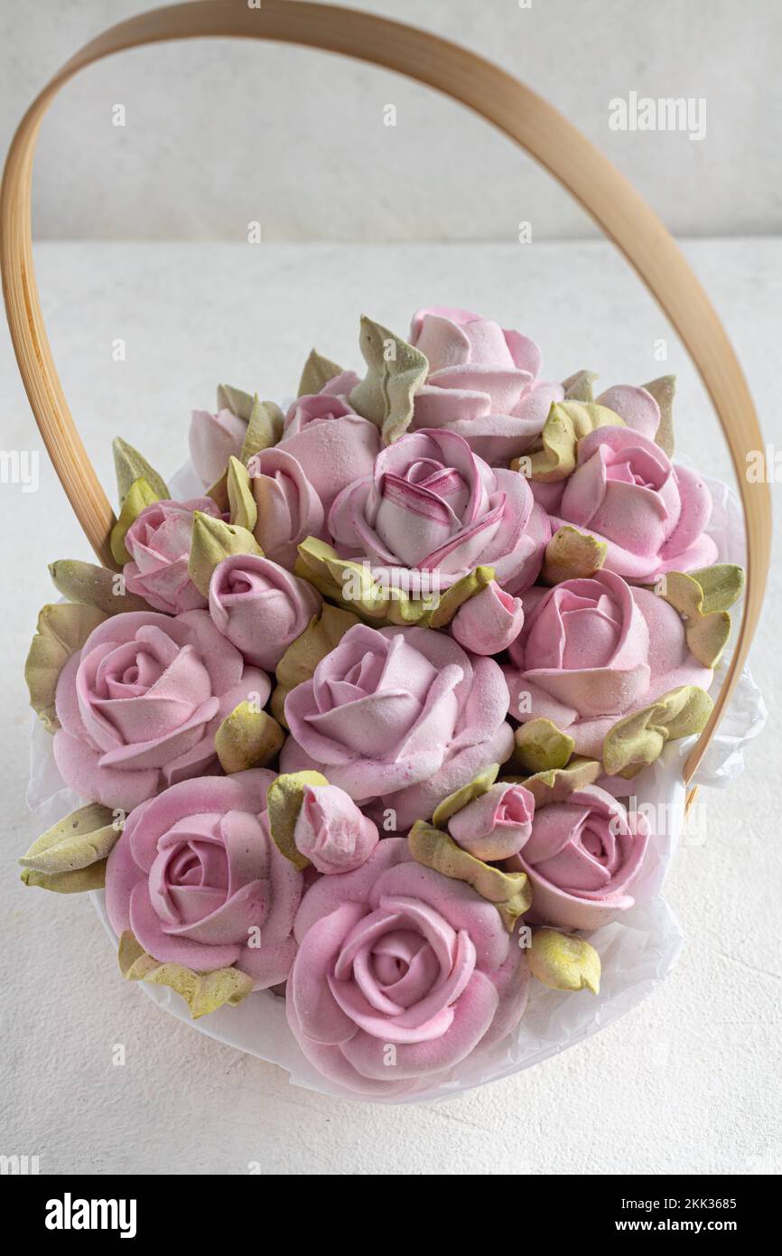 Fleurs colorées tendance pastel dans un panier blanc isolé, décor de mariage floristique, 8 mars, Womens Banque D'Images