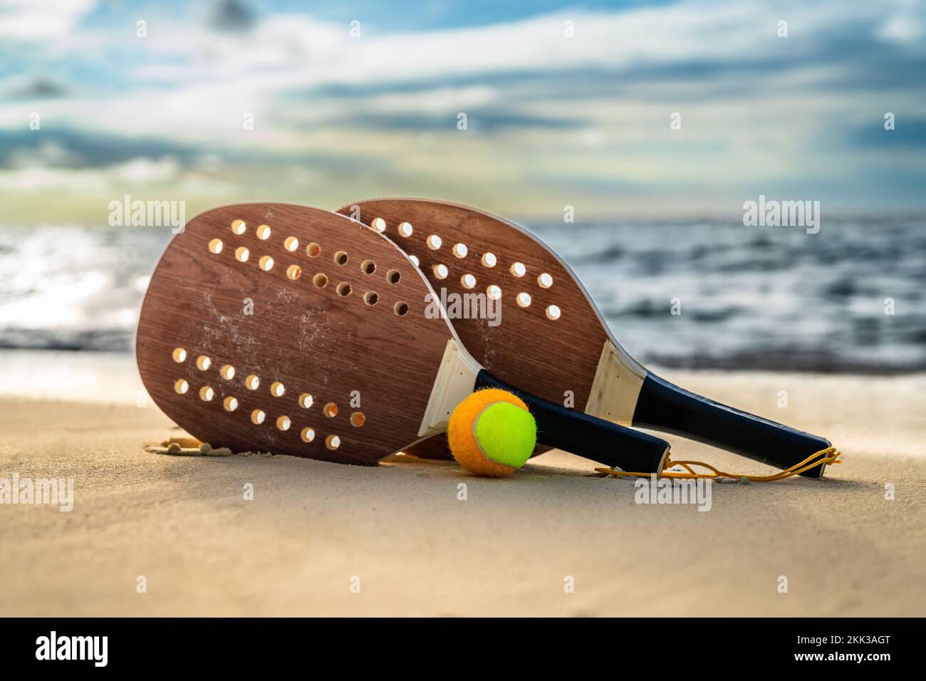 Objet de sport de plage amusant. Equipement de loisirs de tennis de sable Banque D'Images