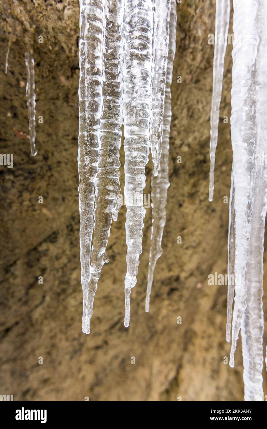 Cristal de glace sur la pierre gelée. Extérieur et hiver. Banque D'Images