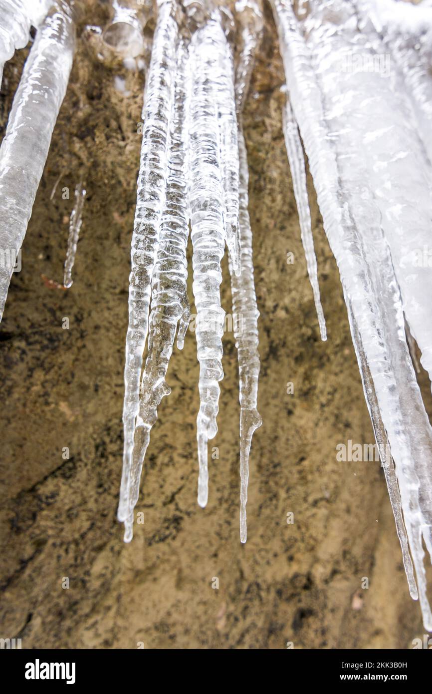 Cristal de glace sur la pierre gelée. Extérieur et hiver. Banque D'Images
