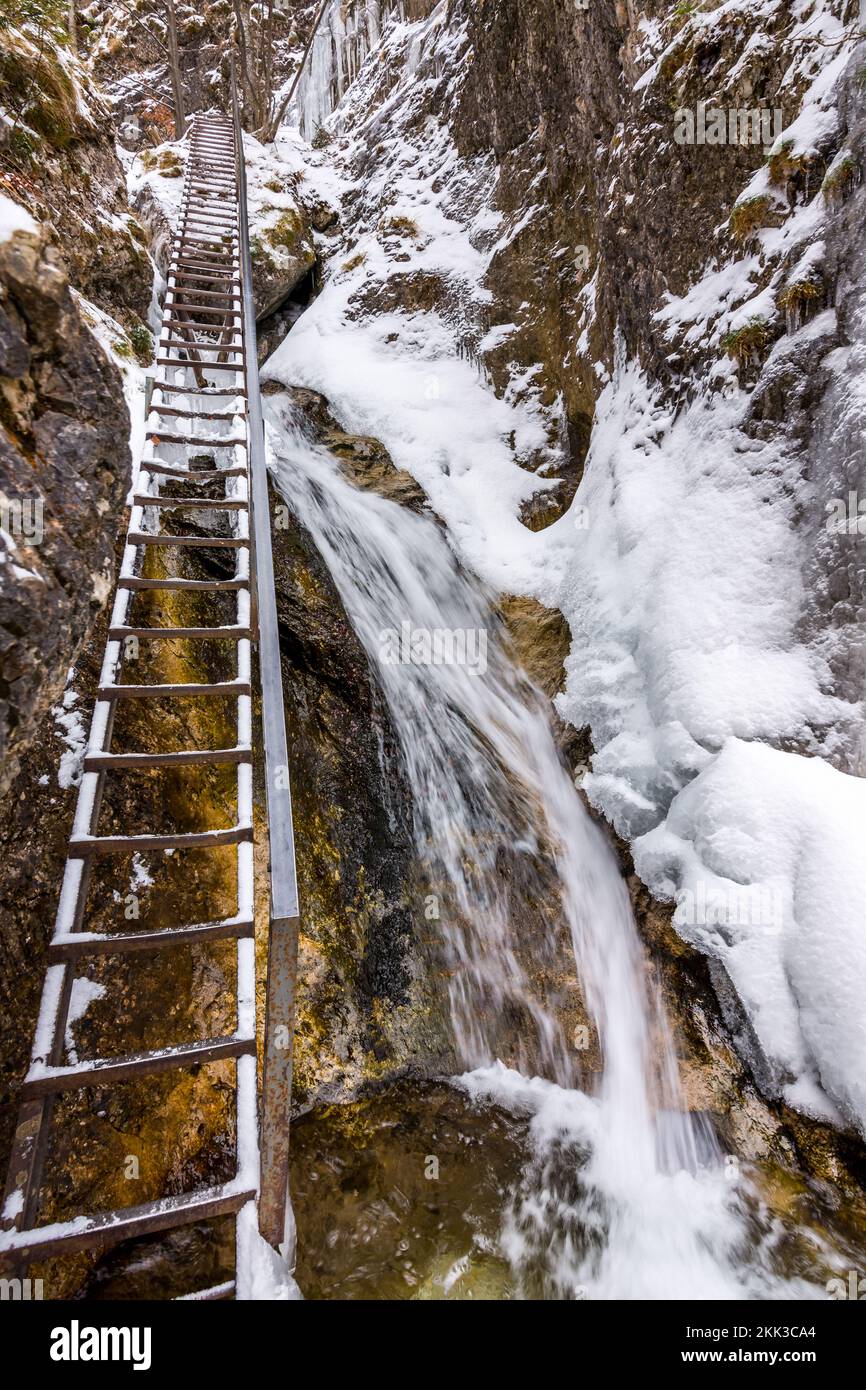 Parc national slovaque Mala Fatra, Janosikove diery, Terchova - parc extérieur en hiver, sentiers dans la neige, tourisme et randonnée. Banque D'Images