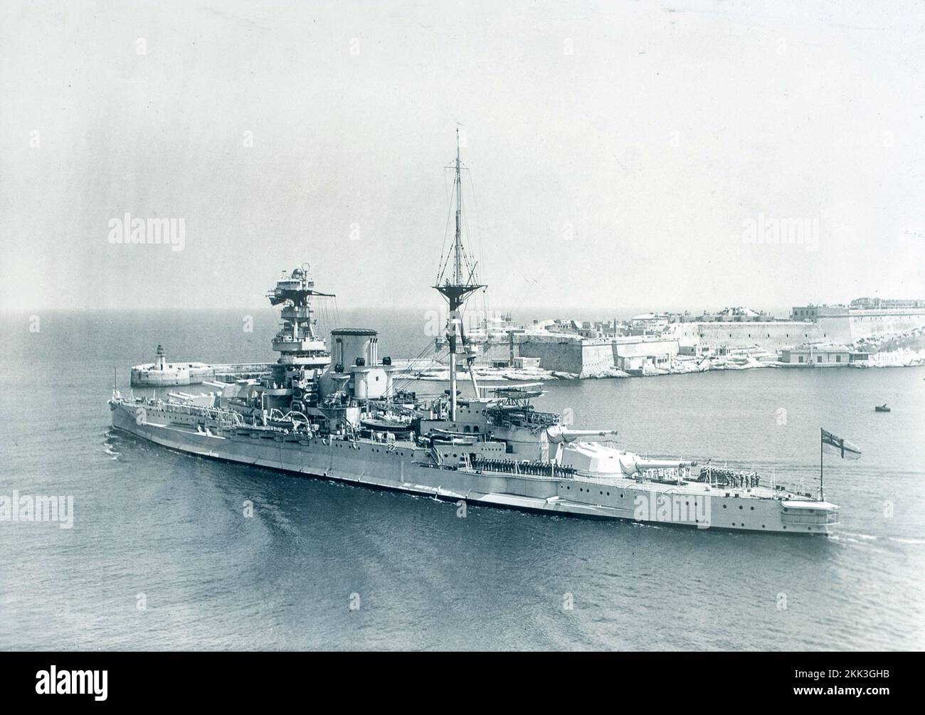 La Royal Navy du Royaume-Uni. HMS Barham quittant Grand Harbour, la Valette, Malte. Septembre 1937. Le navire a été coulé par une attaque en U-boat en 1941. Banque D'Images