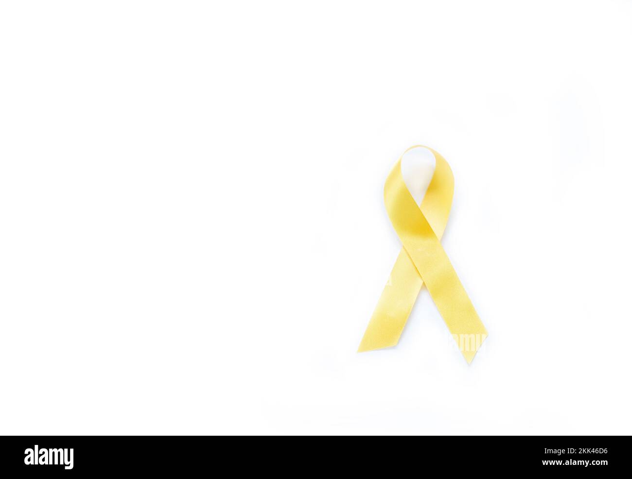 Ruban de sensibilisation jaune sur l'isolat fond blanc pour le cancer des os et le symbole de soutien des troupes. Banque D'Images