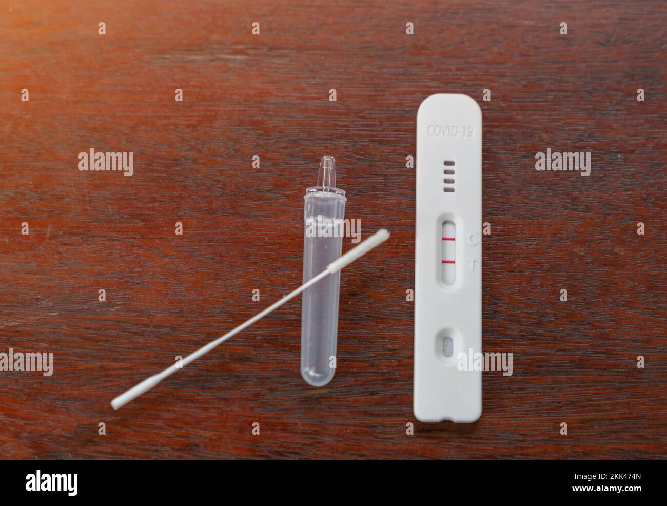 Tester le coronavirus positif aujourd'hui, concept de vie pandémie maladie. Test de diagnostic rapide Banque D'Images