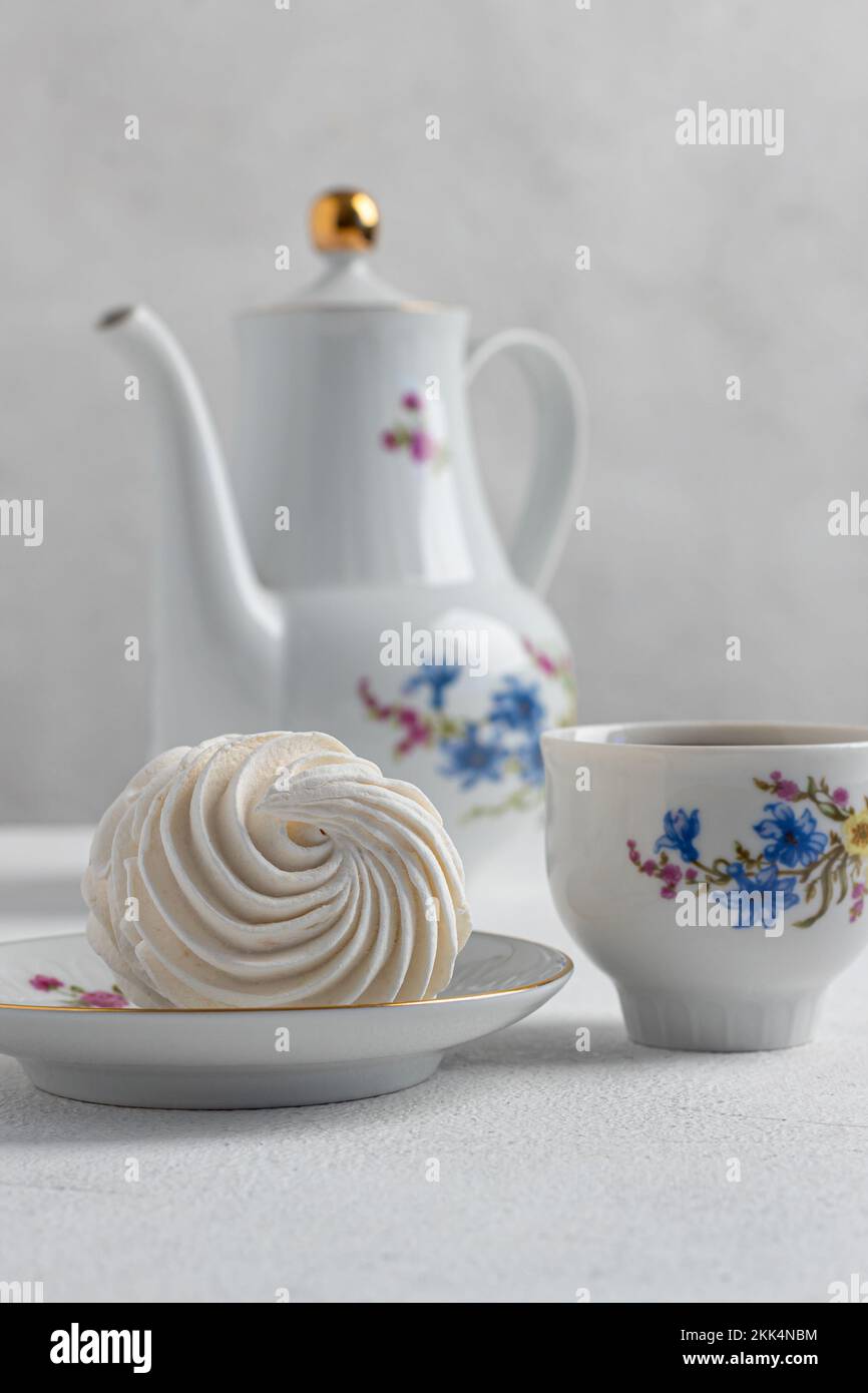 tea party avec un zephyr aéré et délicat sur fond clair. dessert maison, pâtisserie, chef pâtissier, vacances, anniversaire, confiserie, thé gourmet p Banque D'Images